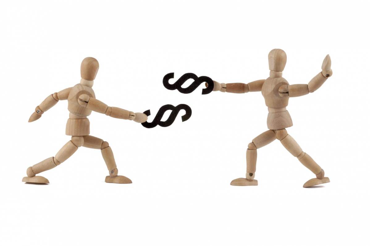 Zwei Holzfiguren bekämpfen sich mit großen Paragraphen Symbolen