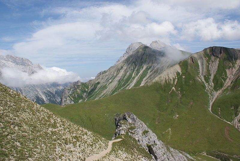 Foto von einem Bergmassiv in den Alpen