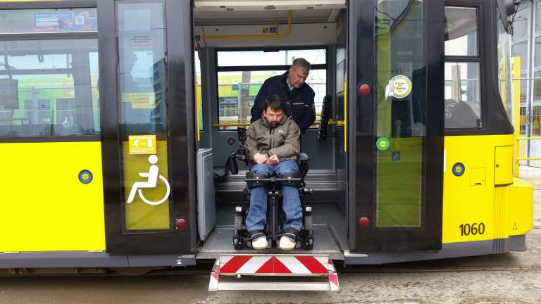 Foto: BVG Straßenbahntraing: ausgefahrene Rampe mit meinem E-Rollstuhl ...uiuiui!, Bild 1!