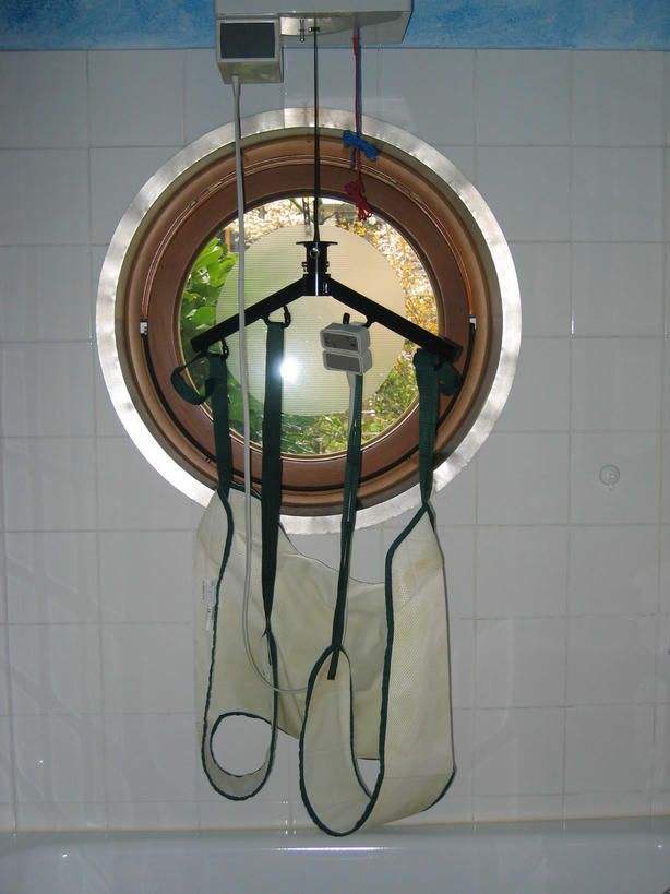 Foto von einem Hoyer Bad-Deckenlifter