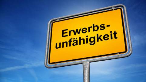 Anstelle eines Ortsnamens steht "Erwerbsunfähigkeit auf dem gelben Verkehrsschild