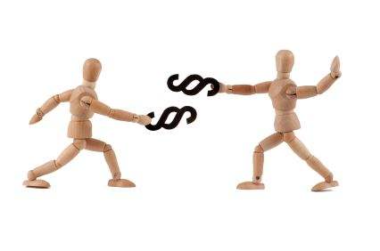 Zwei Holzmännchen bekämpfen sich gegenseitig mit Paragraphensymbolen