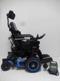 Mein jetziger Permobil f5vs Rollstuhl. Mit ihm kann man stehen liegen, Computer mit einer Mouse steuern und jegliche Sitzposition ändern